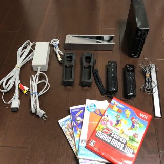 ウィー(Wii)の任天堂Wii本体+ソフト4本 セット(家庭用ゲーム機本体)