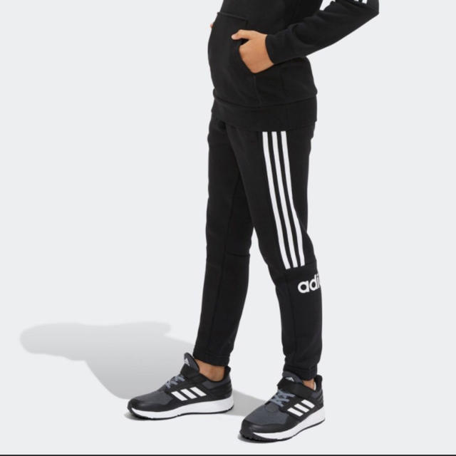 adidas(アディダス)のadidas スリーストライプス ジョガーパンツ　130 キッズ/ベビー/マタニティのキッズ服男の子用(90cm~)(パンツ/スパッツ)の商品写真