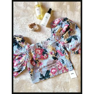 グレイル(GRL)の【新品】花柄パフスリーブトップス(カットソー(半袖/袖なし))