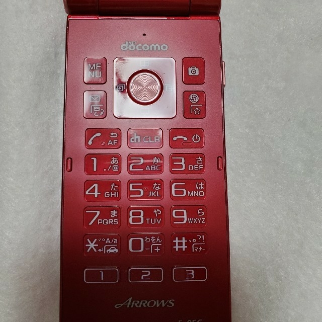 NTTdocomo(エヌティティドコモ)の携帯　ARROWS F-05G レッド スマホ/家電/カメラのスマートフォン/携帯電話(携帯電話本体)の商品写真