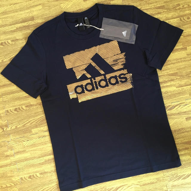 adidas(アディダス)の【新品】アディダス　Tシャツ　サイズL   レジェンドインクxゴールド メンズのトップス(Tシャツ/カットソー(半袖/袖なし))の商品写真