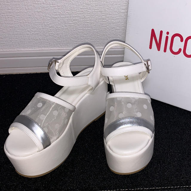 【新品】　NiCORON  ドット　厚底サンダル レディースの靴/シューズ(サンダル)の商品写真