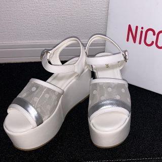 【新品】　NiCORON  ドット　厚底サンダル(サンダル)