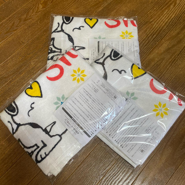 AOKI(アオキ)のAOKI 特製 スヌーピー ハグ柄タオル３枚セット エンタメ/ホビーのアニメグッズ(タオル)の商品写真