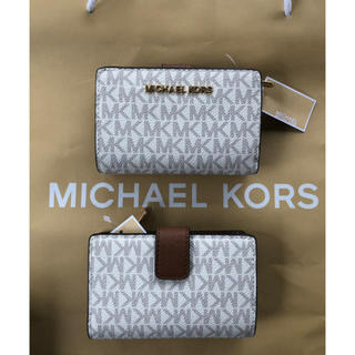 マイケルコース(Michael Kors)の大人気！ マイケルコースの二つ折り財布　バニラ(財布)