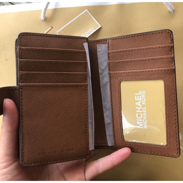 Michael Kors(マイケルコース)の大人気！ マイケルコースの二つ折り財布　ブラウン レディースのファッション小物(財布)の商品写真