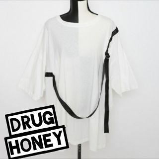 ファンキーフルーツ(FUNKY FRUIT)のDrughoney【ユニセックス】テープベルトデザインTシャツ(Tシャツ/カットソー(半袖/袖なし))