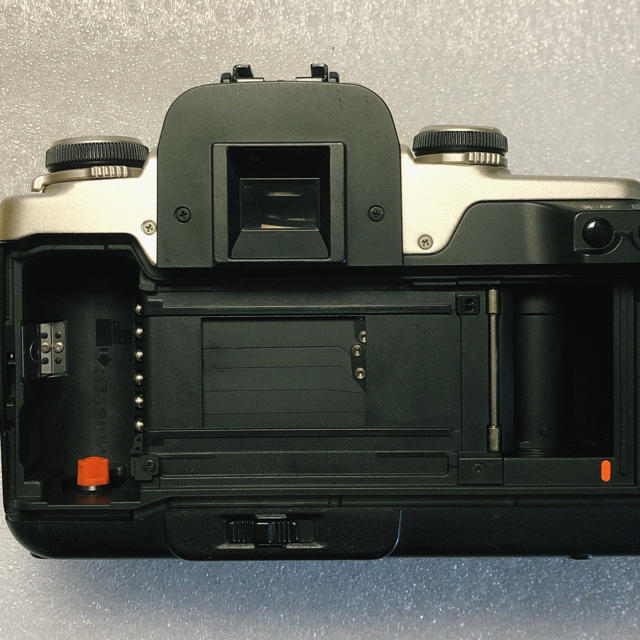 Canon(キヤノン)のCanon ‪EOS‬55 シルバー フィルムカメラ スマホ/家電/カメラのカメラ(フィルムカメラ)の商品写真