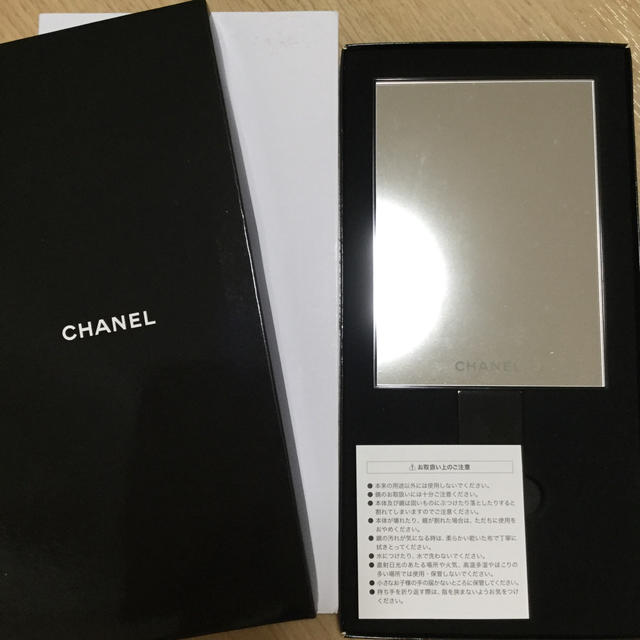 CHANEL(シャネル)の【新品】シャネル ノベルティ(ハンドミラー) エンタメ/ホビーのコレクション(ノベルティグッズ)の商品写真