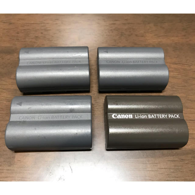 Canon(キヤノン)の【Canon純正】一眼レフ用バッテリー4個セット スマホ/家電/カメラのカメラ(デジタル一眼)の商品写真