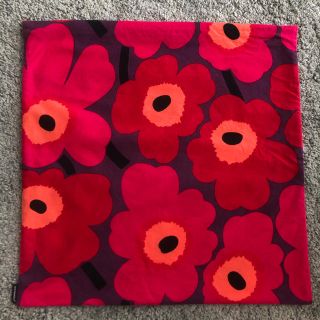 マリメッコ(marimekko)のマリメッコ クッションカバー ウニッコ 50x50cm （プラム＆レッド）(クッションカバー)