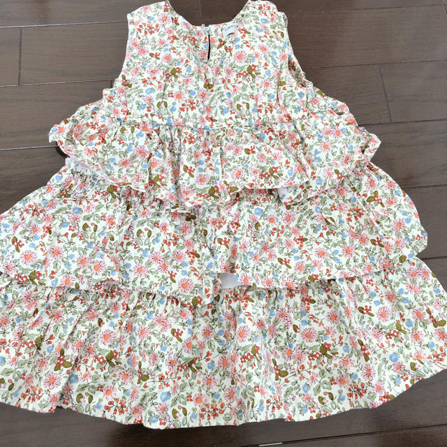 しまむら(シマムラ)の90サイズ花柄フリルワンピース キッズ/ベビー/マタニティのキッズ服女の子用(90cm~)(ワンピース)の商品写真