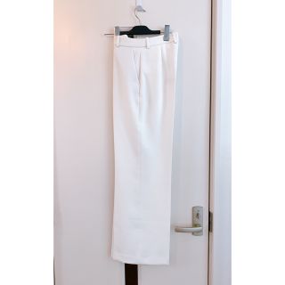 ザラ(ZARA)のZARA 新品　今季　今期完売　クロップド丈パンツ　白(クロップドパンツ)