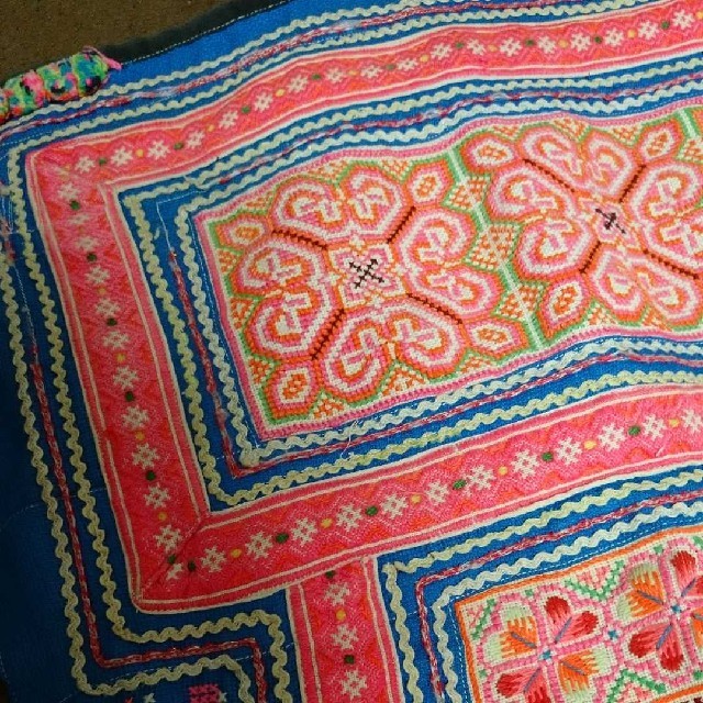 titicaca   モン族 刺繍 タイ アンティーク 生地 お花 大判の通販 by