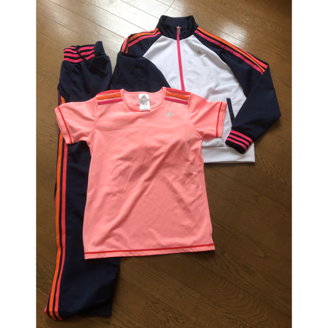 adidas(アディダス)のadidasジュニアジャージ上下プラスTシャツセット160サイズ スポーツ/アウトドアのランニング(ウェア)の商品写真