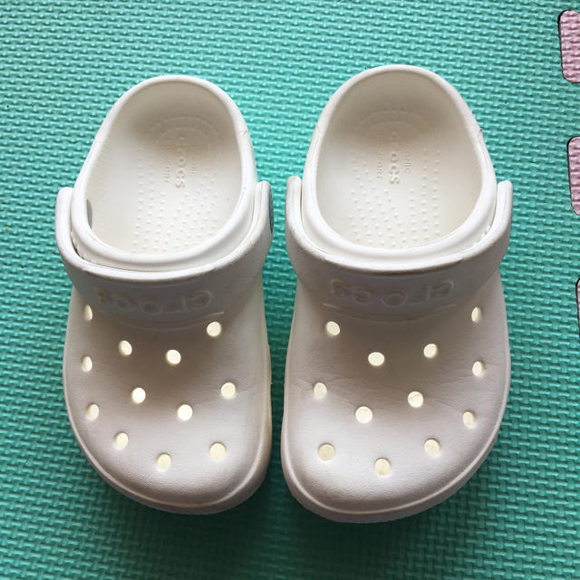 crocs(クロックス)のクロックスcrocs★正規品★ホワイト サイズc8 15.5 キッズ/ベビー/マタニティのキッズ靴/シューズ(15cm~)(サンダル)の商品写真