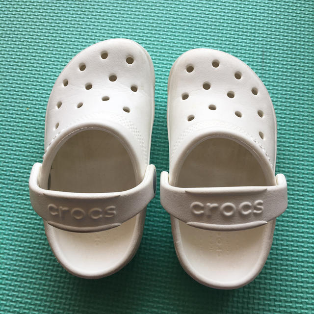 crocs(クロックス)のクロックスcrocs★正規品★ホワイト サイズc8 15.5 キッズ/ベビー/マタニティのキッズ靴/シューズ(15cm~)(サンダル)の商品写真