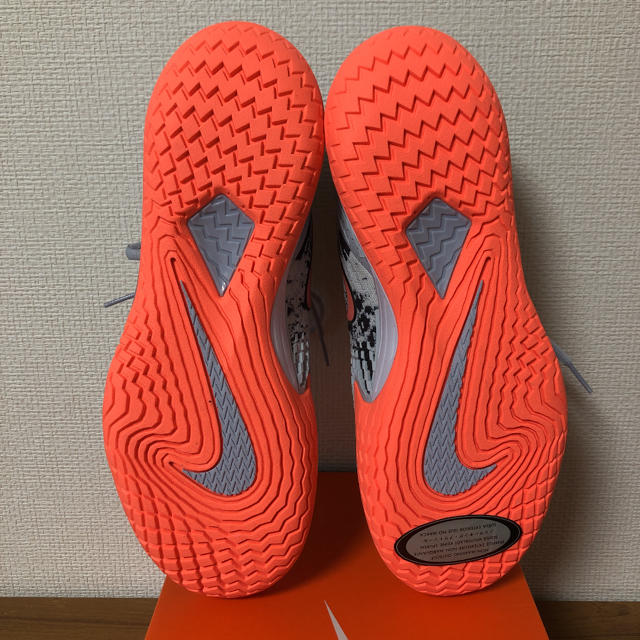 NIKE(ナイキ)の【海外限定】　ナイキ　テニスシューズ  ナダルモデル  27.5cn スポーツ/アウトドアのテニス(シューズ)の商品写真