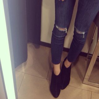 ザラ(ZARA)のニークラッシュスキニーパンツ(スキニーパンツ)