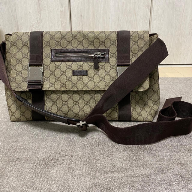 Gucci(グッチ)のGUCCI グッチ　ロゴ　斜め掛け　バッグ　カバン　総柄 メンズのバッグ(ショルダーバッグ)の商品写真