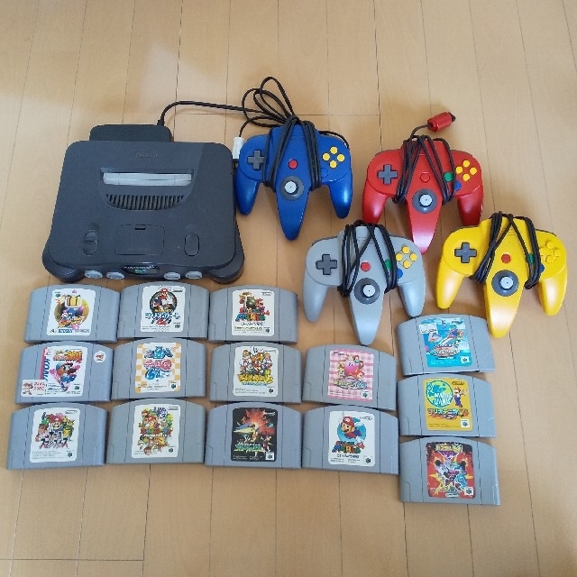 NINTENDO 64(ニンテンドウ64)のニンテンドー64本体&コントローラー4個&ソフト14本セット エンタメ/ホビーのゲームソフト/ゲーム機本体(家庭用ゲーム機本体)の商品写真