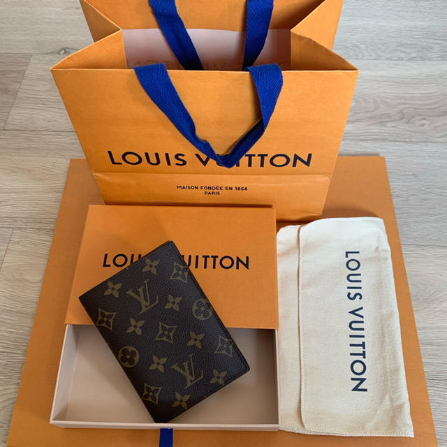 LOUIS VUITTON(ルイヴィトン)のルイヴィトン　パスポートケース 新品・正規品 レディースのファッション小物(パスケース/IDカードホルダー)の商品写真