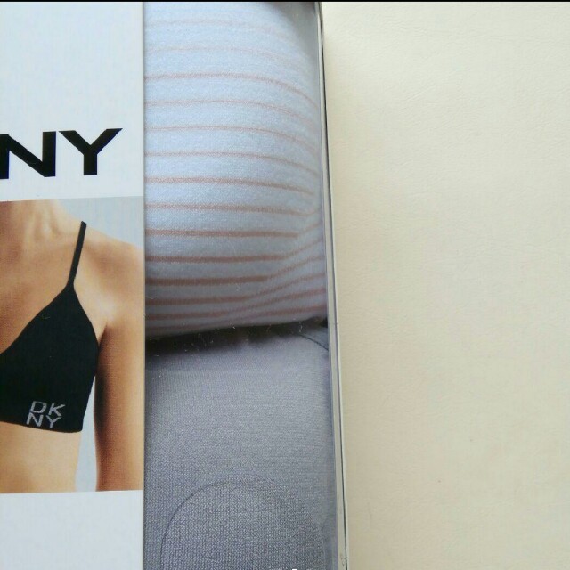 DKNY(ダナキャランニューヨーク)のDKNY　シームレス　ブラジャー　２枚セット　Ｍサイズ レディースの下着/アンダーウェア(ブラ)の商品写真