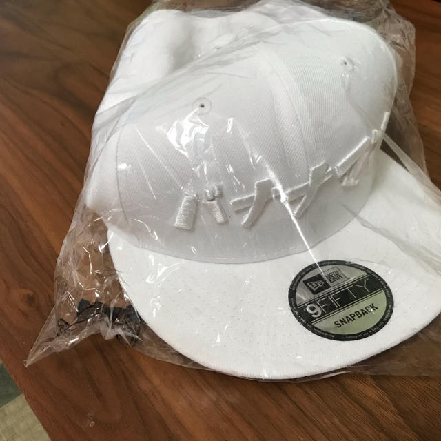 NEW ERA(ニューエラー)の【最終値下げ】「バ」キャップ  バナナマン×NEW ERA  エンタメ/ホビーのタレントグッズ(お笑い芸人)の商品写真