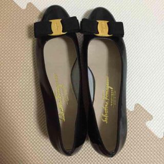 サルヴァトーレフェラガモ(Salvatore Ferragamo)の値下げ中フェラガモエナメルパンプス(ハイヒール/パンプス)