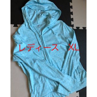 ユニクロ(UNIQLO)のUNIQLO 春夏　薄手のパーカー水色XL(パーカー)