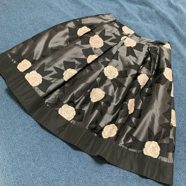 M'S GRACY(エムズグレイシー)のエムズグレイシー  バラ柄スカート  レディースのスカート(ひざ丈スカート)の商品写真