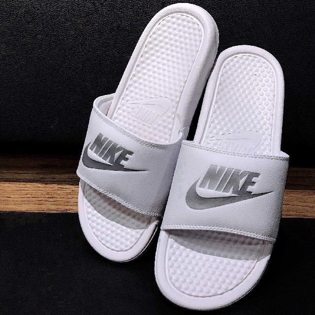 NIKE(ナイキ)の希少90sビッグロゴデザイン!ナイキベナッシ新品スライドサンダル人気白! メンズの靴/シューズ(サンダル)の商品写真