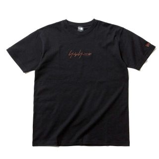 ヨウジヤマモト(Yohji Yamamoto)の＜新品＞Yohji × NEW ERA 半袖カットソー シグネチャーロゴ ヨウジ(Tシャツ/カットソー(半袖/袖なし))