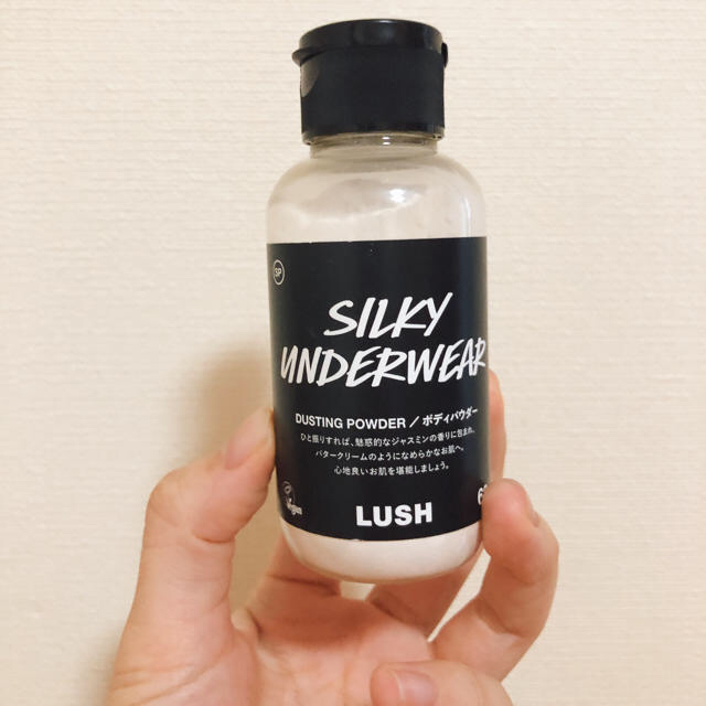 LUSH(ラッシュ)の【お値下げ特価】LUSH シルキーアンダーウェア〈ボディパウダー〉 コスメ/美容のボディケア(ボディパウダー)の商品写真