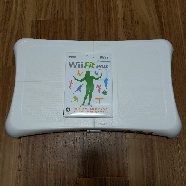 Wii(ウィー)のWii fit plus & バランスボード エンタメ/ホビーのゲームソフト/ゲーム機本体(家庭用ゲームソフト)の商品写真