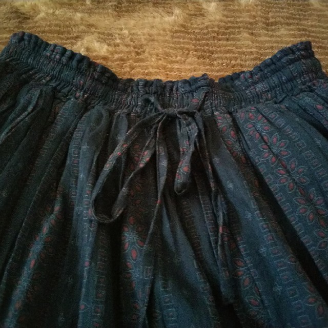 Mac-House(マックハウス)の【ぷにょ様専用】花柄　紺スカート レディースのスカート(ひざ丈スカート)の商品写真