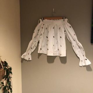 ザラ(ZARA)の新品未使用☆ZARArtf 花柄オフショルダー(シャツ/ブラウス(長袖/七分))