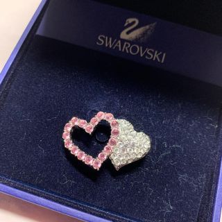 スワロフスキー(SWAROVSKI)の【スワロフスキー】ダブルハートブローチ(ブローチ/コサージュ)