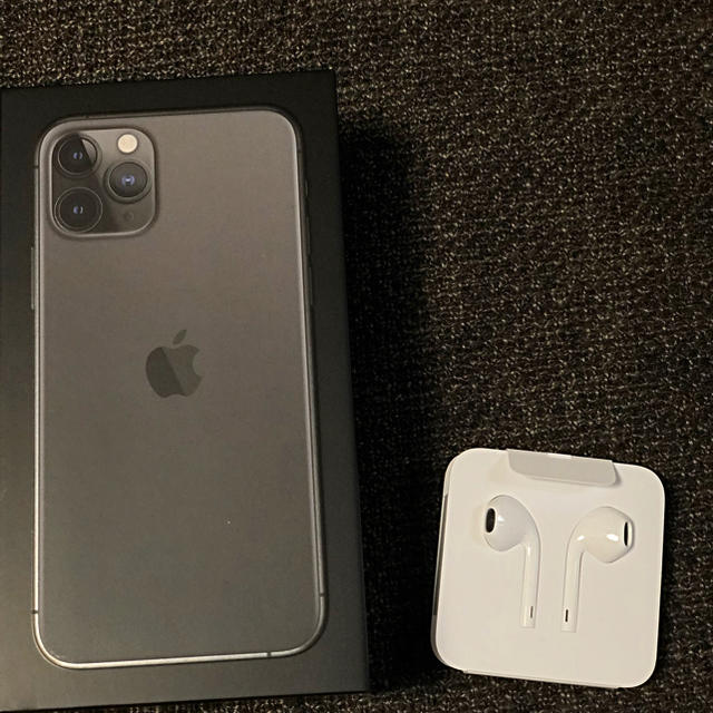 Apple(アップル)のイヤホン　iPhone11純正 スマホ/家電/カメラのオーディオ機器(ヘッドフォン/イヤフォン)の商品写真