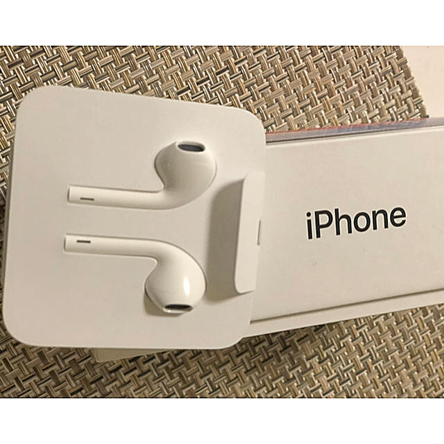 iPhone(アイフォーン)のiPhoneイヤフォン スマホ/家電/カメラのオーディオ機器(ヘッドフォン/イヤフォン)の商品写真