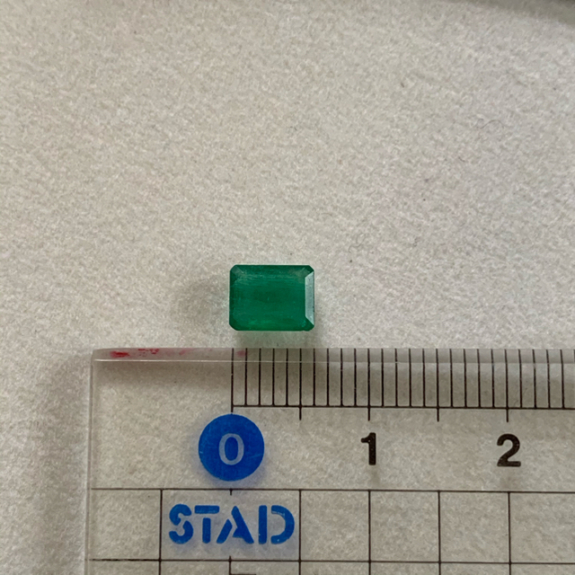 エメラルド　ルース　　0.765ct ハンドメイドの素材/材料(各種パーツ)の商品写真