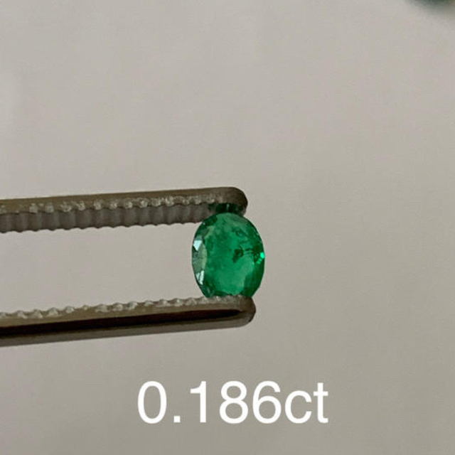 エメラルド　ルース　　0.186ct ハンドメイドの素材/材料(各種パーツ)の商品写真