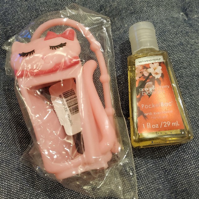 Bath & Body Works(バスアンドボディーワークス)の専用【新品未使用】バス&ボディーワークス　ハンドジェルホルダー レディースのファッション小物(キーホルダー)の商品写真