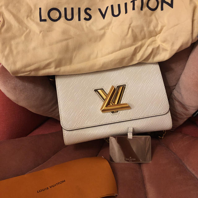 LOUIS VUITTON(ルイヴィトン)のルイヴィトン　ショルダーバッグ　ツイスト MM 白　ホワイト　エピ レディースのバッグ(ショルダーバッグ)の商品写真