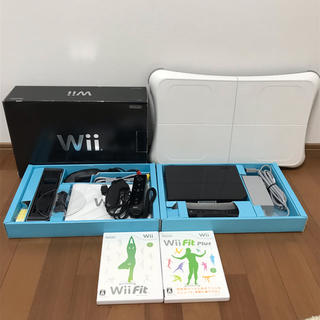 ウィー(Wii)のWii本体（ブラック）＋Wiiバランスボード＋WiiFit・WiiFitPLUS(家庭用ゲーム機本体)