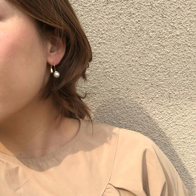 UNITED ARROWS(ユナイテッドアローズ)のドロップパールピアス　gold          イエナ　　プラージュ レディースのアクセサリー(ピアス)の商品写真