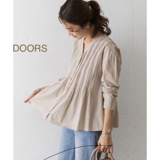 アーバンリサーチドアーズ(URBAN RESEARCH DOORS)の新品🍀今季 DOORS ピンタックVネックブラウ(シャツ/ブラウス(長袖/七分))