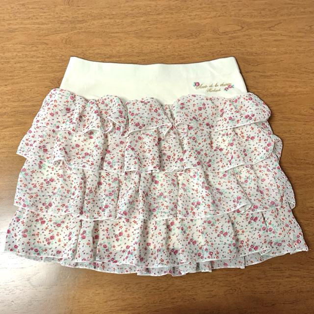 HusHush(ハッシュアッシュ)の女の子　花柄　ミニスカート　150サイズ キッズ/ベビー/マタニティのキッズ服女の子用(90cm~)(スカート)の商品写真