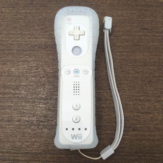 ウィー(Wii)の【B】☆wii Wiiリモコン ホワイト　カバー、ストラップ付　簡易清掃消毒済☆(その他)