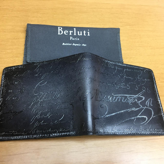 Berluti(ベルルッティ)の【たぬ吉様専用】ベルルッティ MAKORE シルバーパティーヌ 二つ折財布 メンズのファッション小物(折り財布)の商品写真